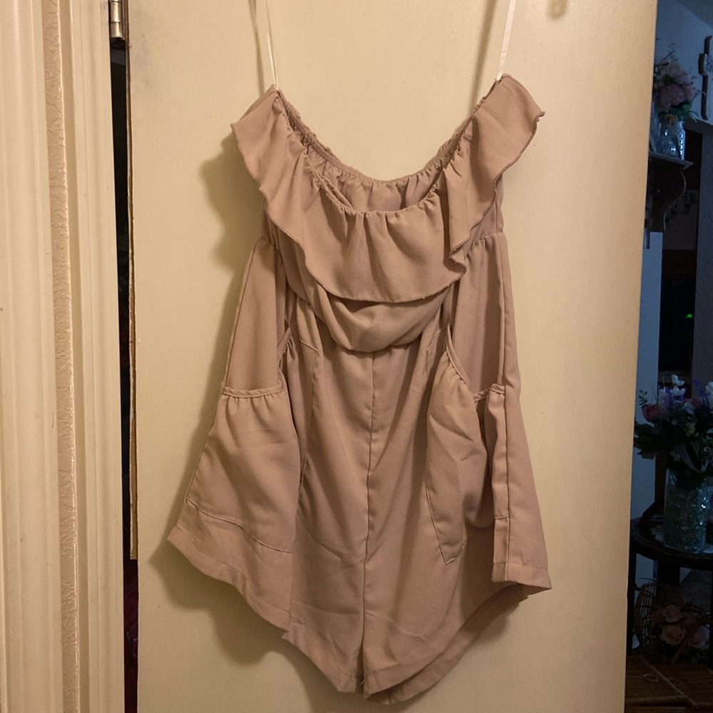 SHEIN Ruffle Romper with pockets. Women’s size Medium.